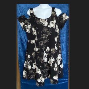 HOT TOPIC - Midnight Hour Black & White Floral Cold Shoulder Dress, Plus size 4